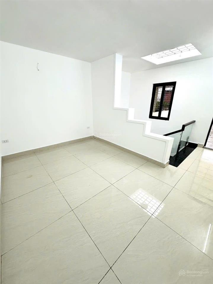 Bán nhà ngõ rộng ô tô đỗ được trước cửa