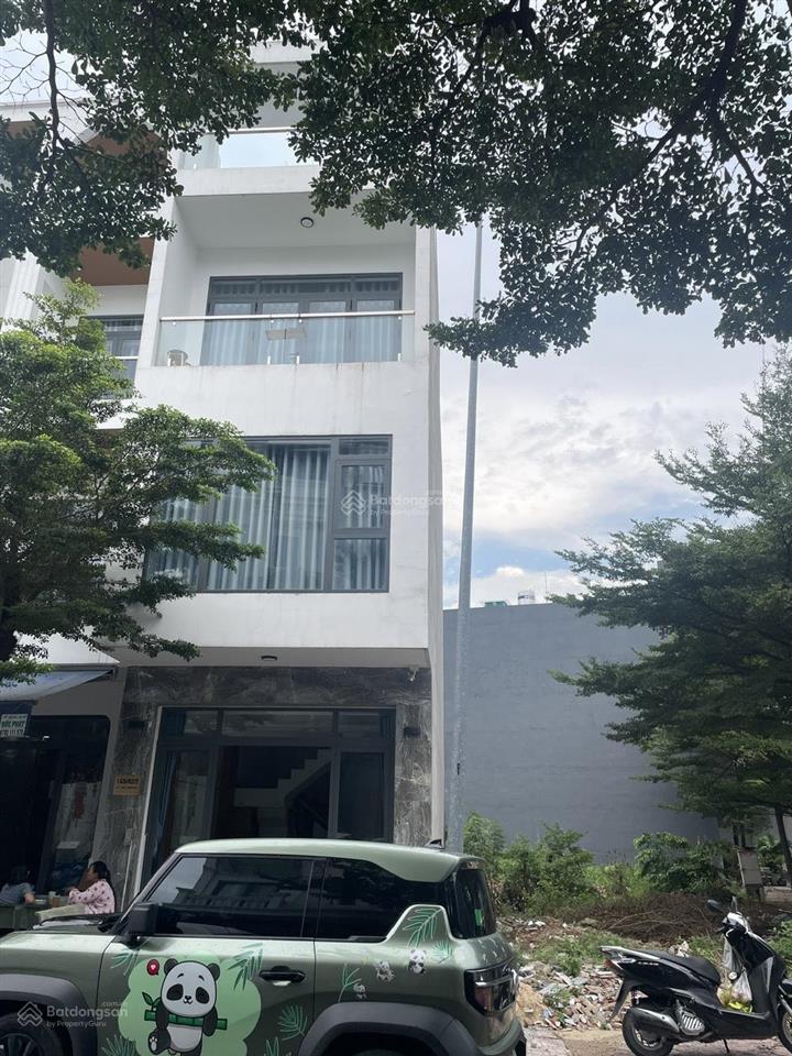 Cho thuê nhà nguyên căn 1 trệt + 2 lầu + 1 tum kdc lộc phát, thuận giao, bình dương