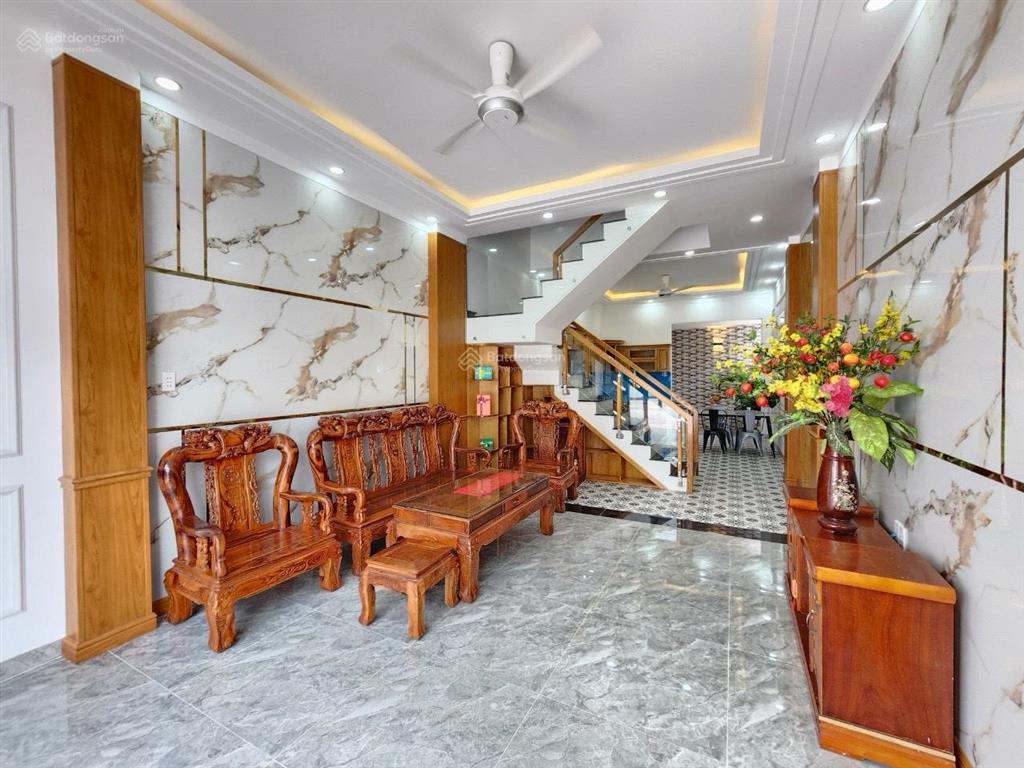 Cho thuê nhà nguyên căn 1 trệt + 2 lầu + 1 tum kdc lộc phát, thuận giao, bình dương