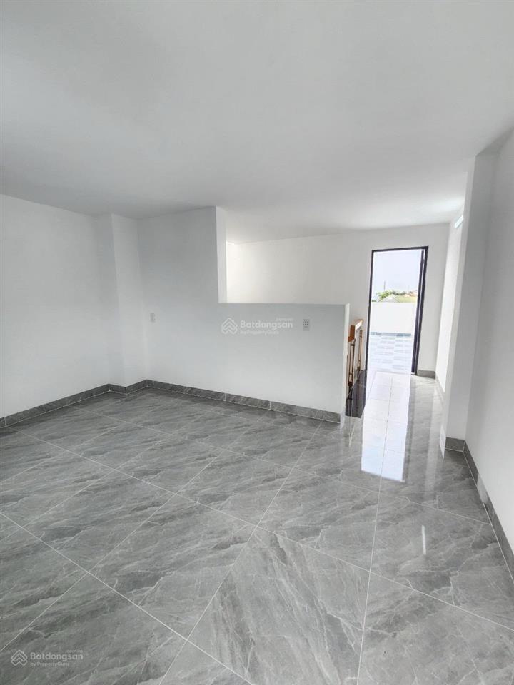 Cho thuê nhà nguyên căn 1 trệt + 2 lầu + 1 tum kdc lộc phát, thuận giao, bình dương