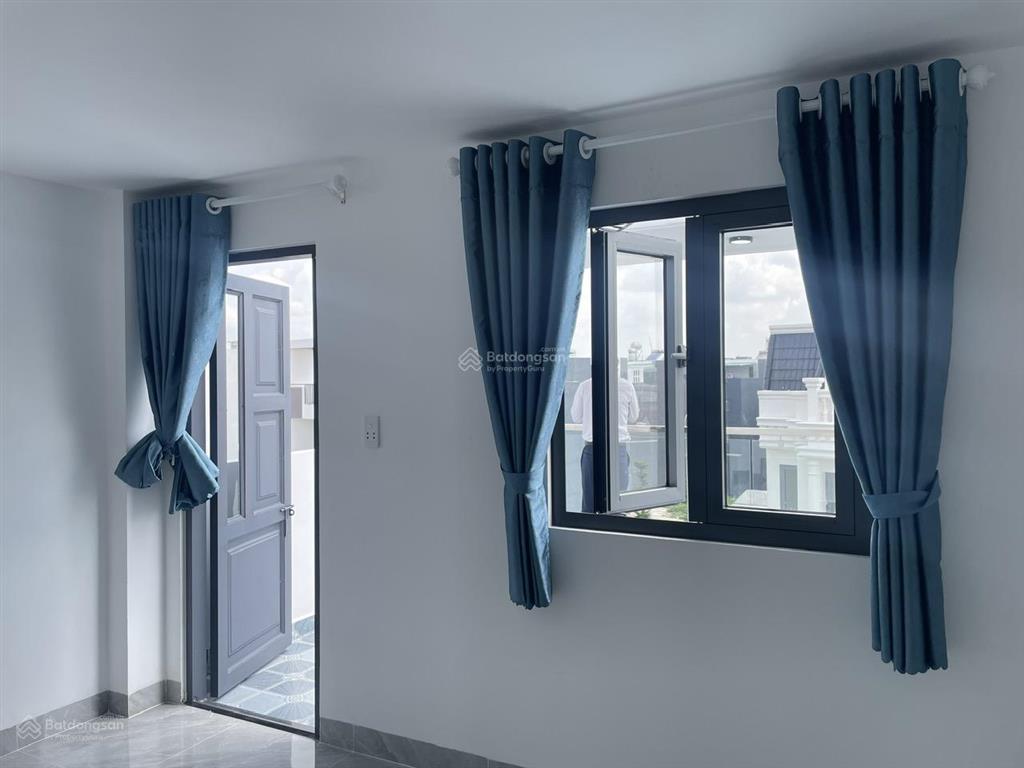 Cho thuê nhà nguyên căn 1 trệt + 2 lầu + 1 tum kdc lộc phát, thuận giao, bình dương