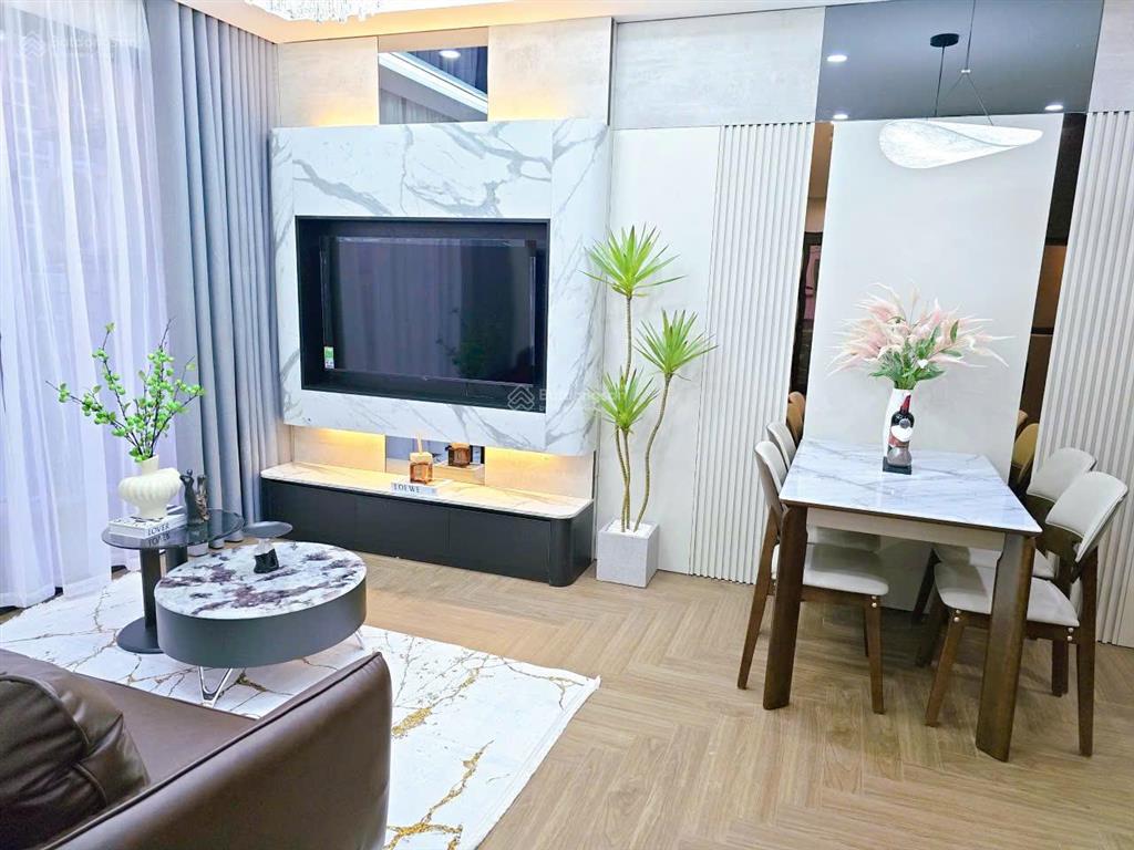 Chính chủ tôi bán căn 2pn2vs eco green, nội thất đầy đủ, có slot ô tô, sổ sẵn, tầng 18, giá 5 tỷ 3