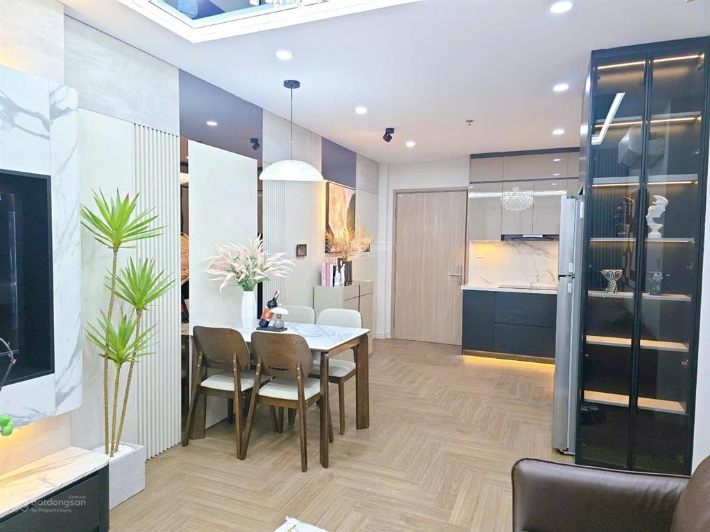 Chính chủ tôi bán căn 2pn2vs eco green, nội thất đầy đủ, có slot ô tô, sổ sẵn, tầng 18, giá 5 tỷ 3