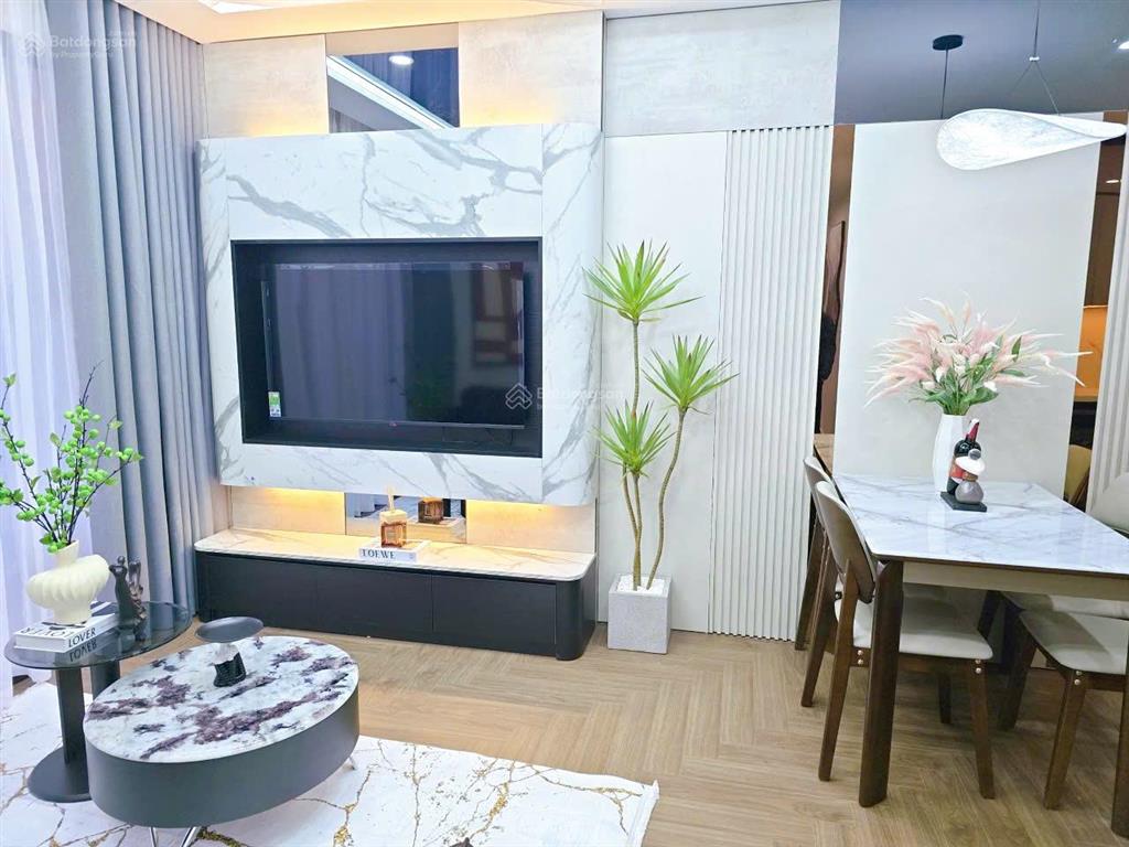 Chính chủ tôi bán căn 2pn2vs eco green, nội thất đầy đủ, có slot ô tô, sổ sẵn, tầng 18, giá 5 tỷ 3