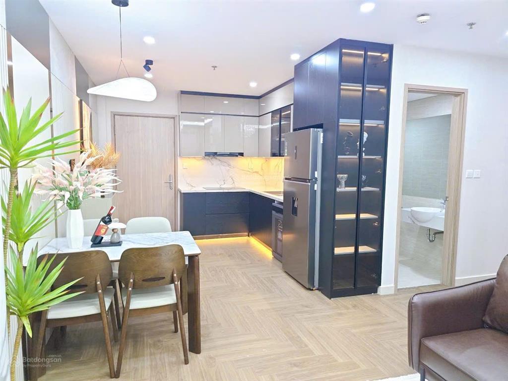 Chính chủ tôi bán căn 2pn2vs eco green, nội thất đầy đủ, có slot ô tô, sổ sẵn, tầng 18, giá 5 tỷ 3