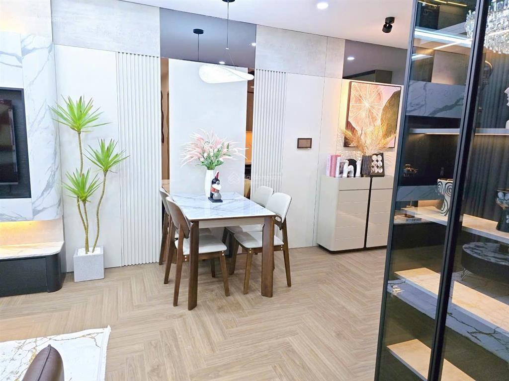 Chính chủ tôi bán căn 2pn2vs eco green, nội thất đầy đủ, có slot ô tô, sổ sẵn, tầng 18, giá 5 tỷ 3