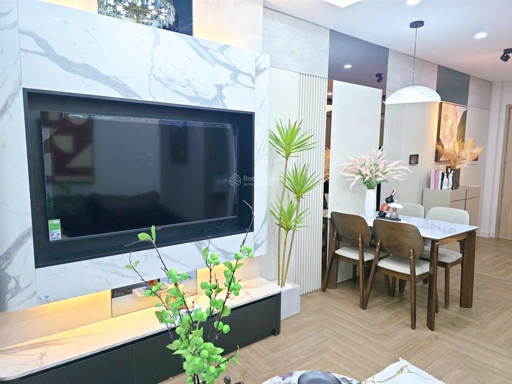 Chính chủ tôi bán căn 2pn2vs eco green, nội thất đầy đủ, có slot ô tô, sổ sẵn, tầng 18, giá 5 tỷ 3