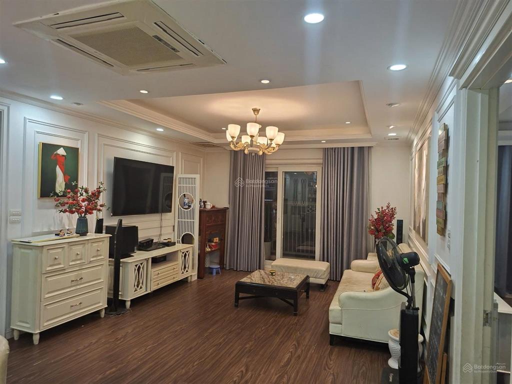 Chính chủ cần bán căn hộ góc 3 ngủ toà ct1 giá rẻ nhất eco green, nội thất đẹp, sẵn sổ đỏ, có slot