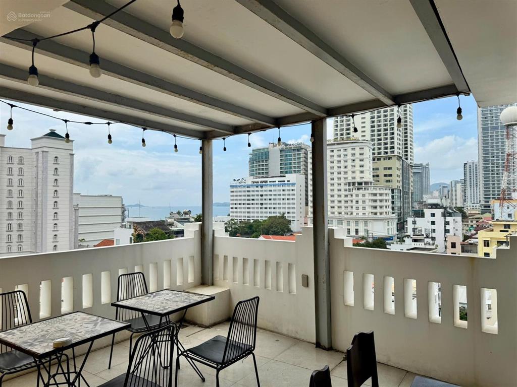 Cho thuê tòa khách sạn 18 phòng đầy đủ giấy tờ, gần biển, đi bộ chỉ vài phút  giá 80tr/tháng