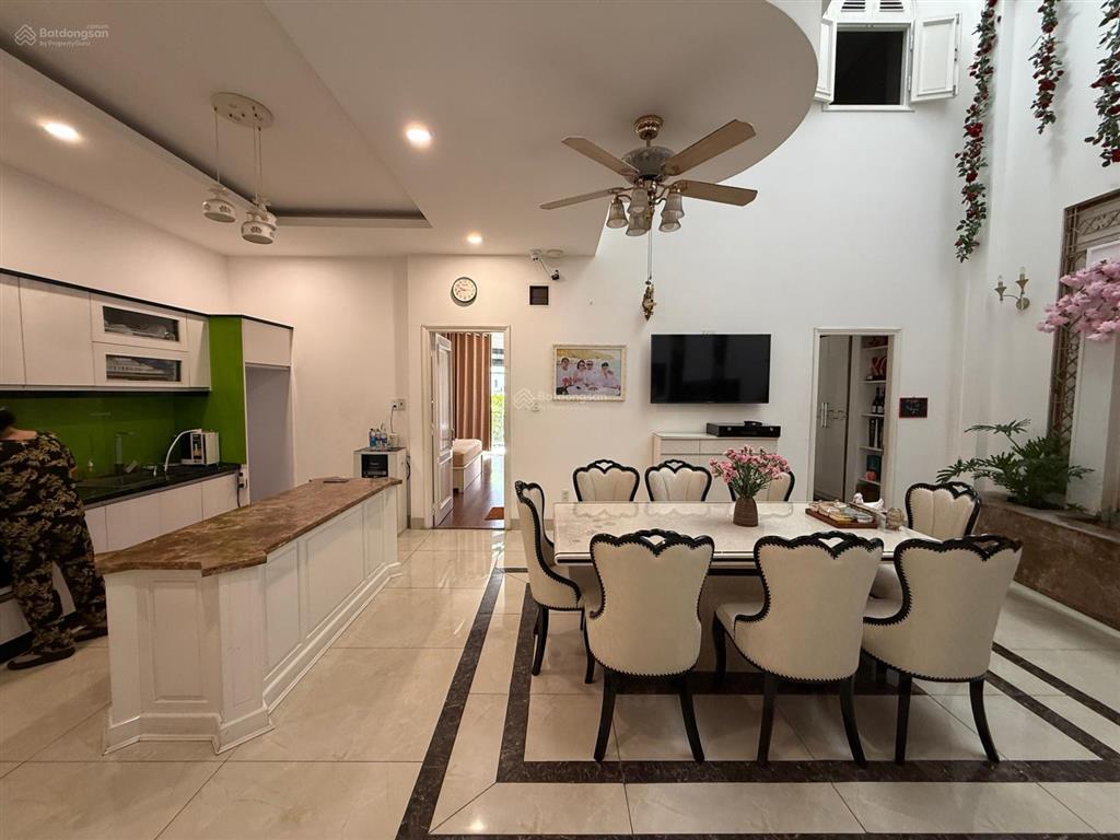 Cho thuê tòa nhà 6 tầng đường tô hiến thành, trung tâm nha trang, gần biển, ngang đẹp 9m