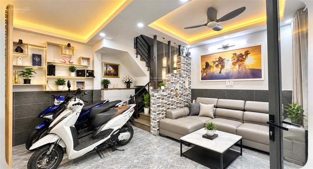 Bán nhà quận 3 đường trần quang diệu 30.4m2, giá 5.9 tỷ