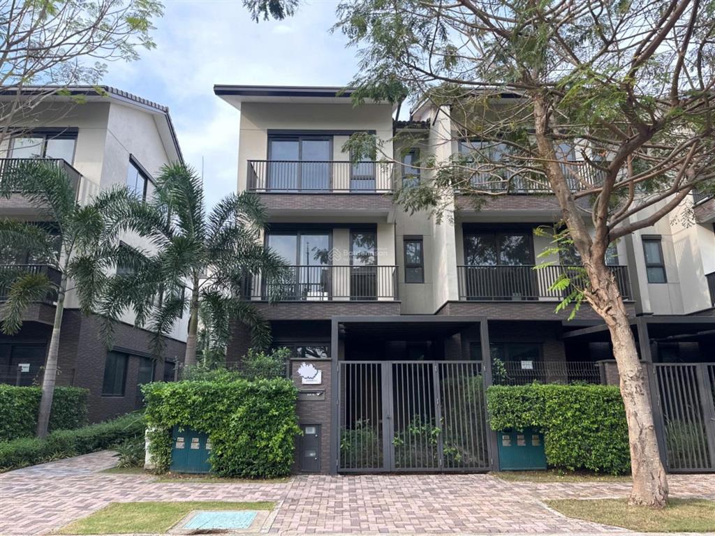 Chủ cần tiền cần bán gấp nhà phố vườn 2 lầu vị trí đẹp chỉ 4.7 tỷ,  0933 068 *** mr. đạt