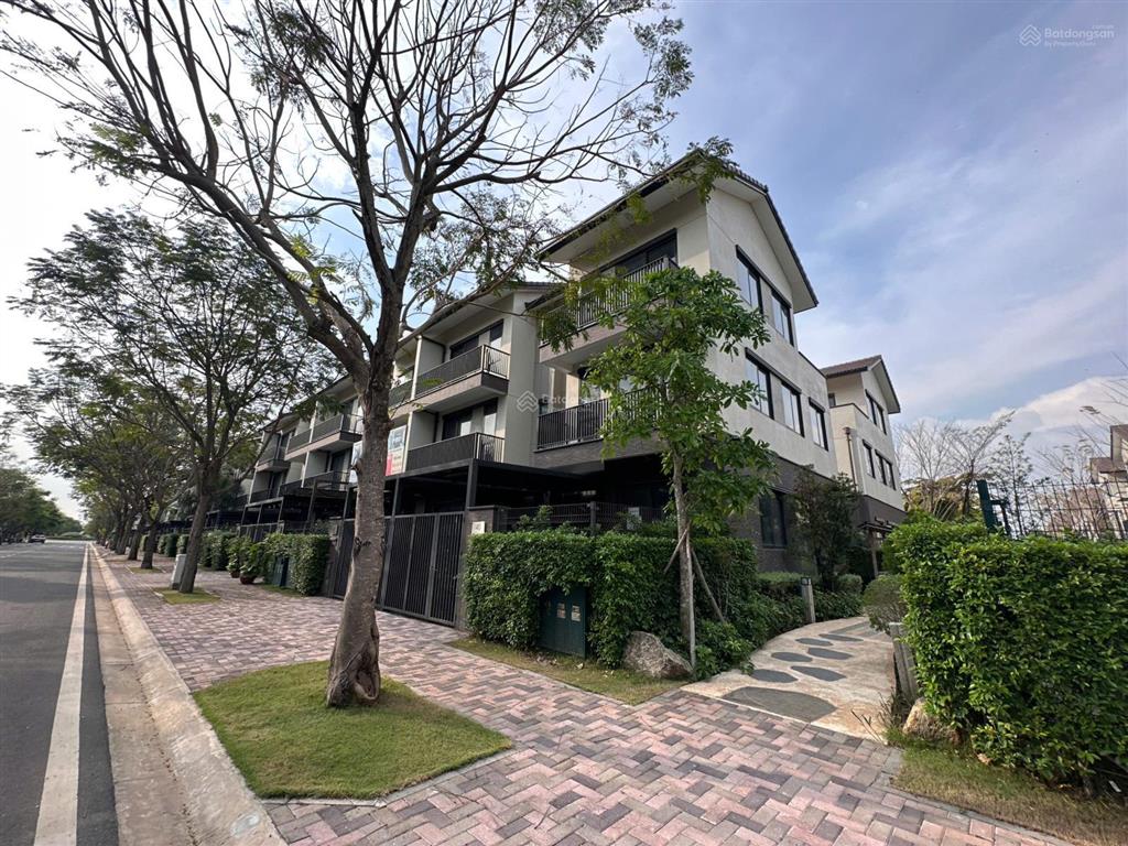 Chủ cần tiền cần bán gấp nhà phố vườn 2 lầu vị trí đẹp chỉ 4.7 tỷ,  0933 068 *** mr. đạt