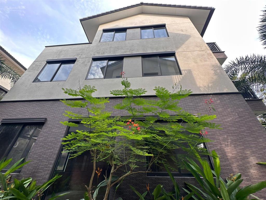 Chủ cần tiền cần bán gấp nhà phố vườn 2 lầu vị trí đẹp chỉ 4.7 tỷ,  0933 068 *** mr. đạt