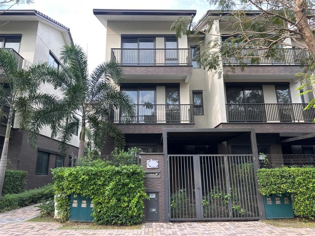 Chủ cần tiền cần bán gấp nhà phố vườn 2 lầu vị trí đẹp chỉ 4.7 tỷ,  0933 068 *** mr. đạt