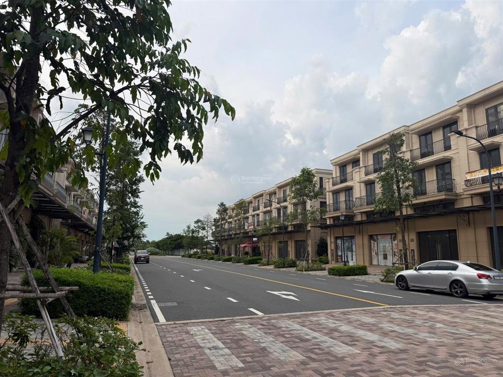 Chủ cần tiền bán gấp shophouse waterpoint 102m2 giá 5,7 tỷ,   0933 068 *** em đạt nam long