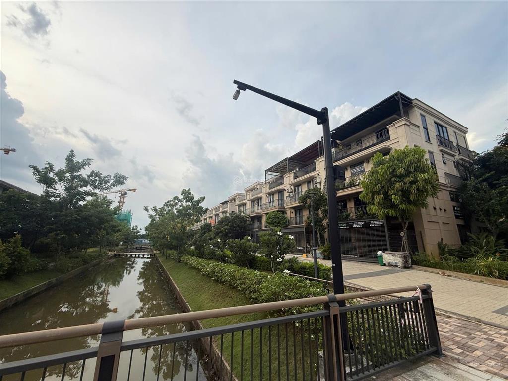 Chủ cần tiền bán gấp shophouse waterpoint 102m2 giá 5,7 tỷ,   0933 068 *** em đạt nam long