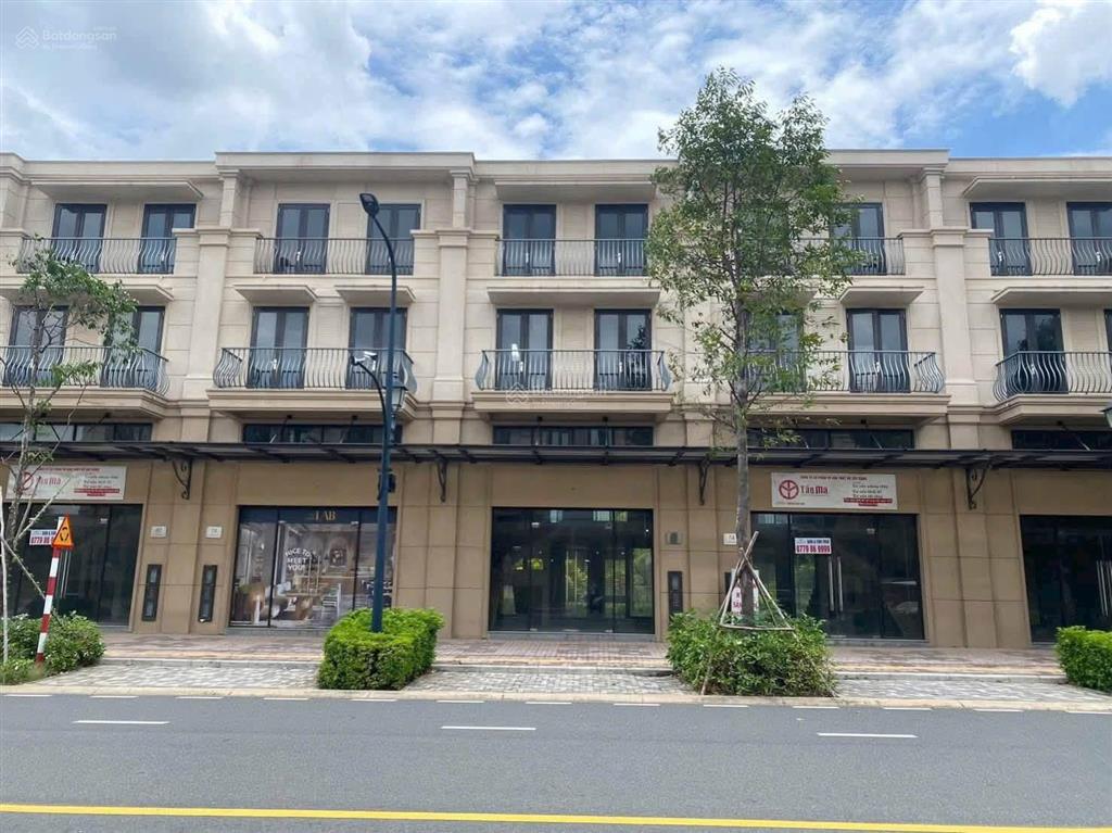 Chủ cần tiền bán gấp shophouse waterpoint 102m2 giá 5,7 tỷ,   0933 068 *** em đạt nam long