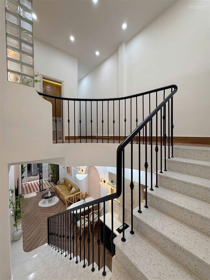 Nhà đẹp, 53m, full nội thất hải châu, kiệt thông, gần đường mà giá chỉ 4.x tỉ chừ kiếm mô ra nữa.