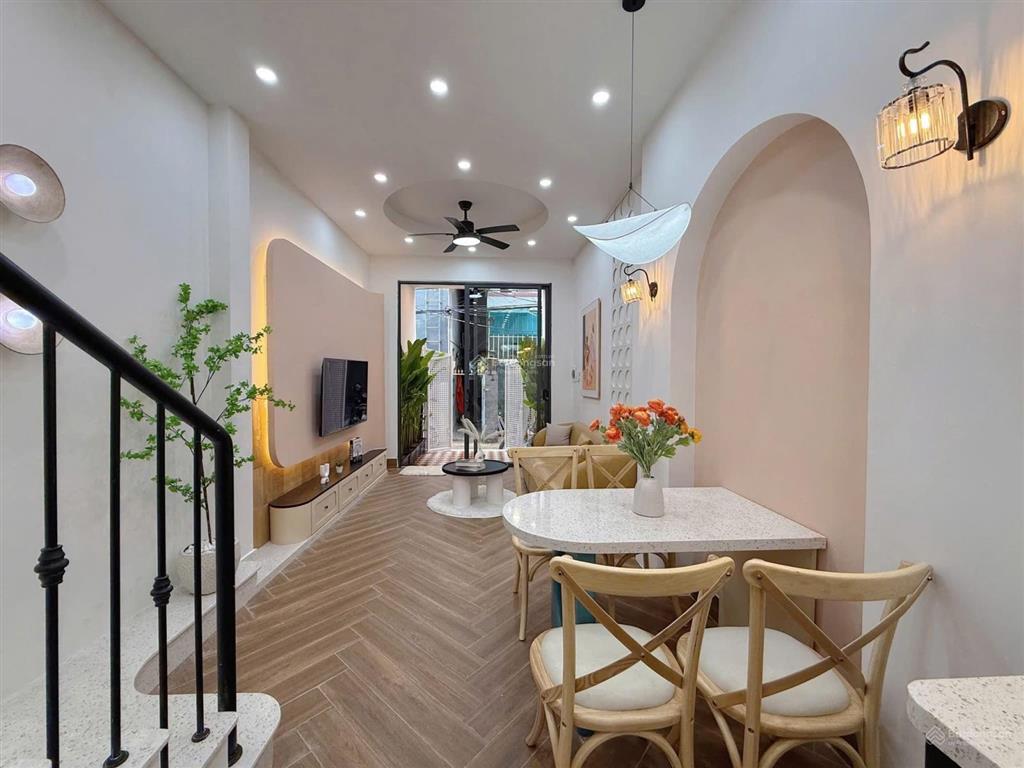 Nhà đẹp, 53m, full nội thất hải châu, kiệt thông, gần đường mà giá chỉ 4.x tỉ chừ kiếm mô ra nữa.