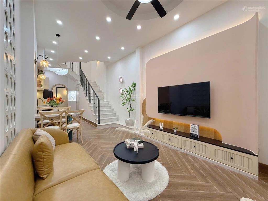 Nhà đẹp, 53m, full nội thất hải châu, kiệt thông, gần đường mà giá chỉ 4.x tỉ chừ kiếm mô ra nữa.