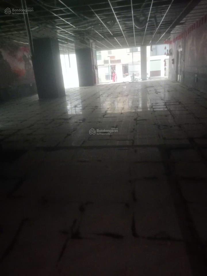 Cho thuê tầng 1 tòa chung cư đường hoàng quốc việt thông sàn 250m2 giá 40tr