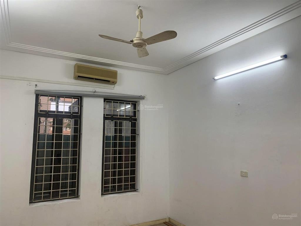 Cho thuê nhà riêng phạm văn đồng gần bộ công an 70m2x1 tầng giá 8tr tr ô tô tránh nhau vỉa hè rộng