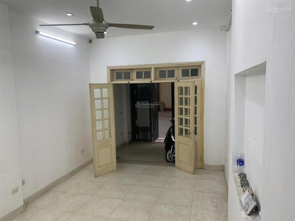 Cho thuê nhà riêng phạm văn đồng gần bộ công an 70m2x1 tầng giá 8tr tr ô tô tránh nhau vỉa hè rộng