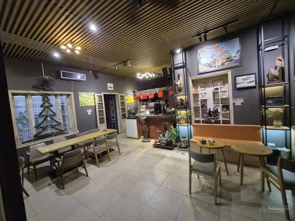 Cho thuê tầng 1 biệt thự 300m2 xuân la, mặt tiền 15m, đường 3 ô tô tránh nhau, vỉa hè 4m, giá 35tr