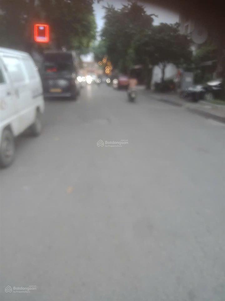 Cho thuê tầng 1 biệt thự 300m2 xuân la, mặt tiền 15m, đường 3 ô tô tránh nhau, vỉa hè 4m, giá 35tr