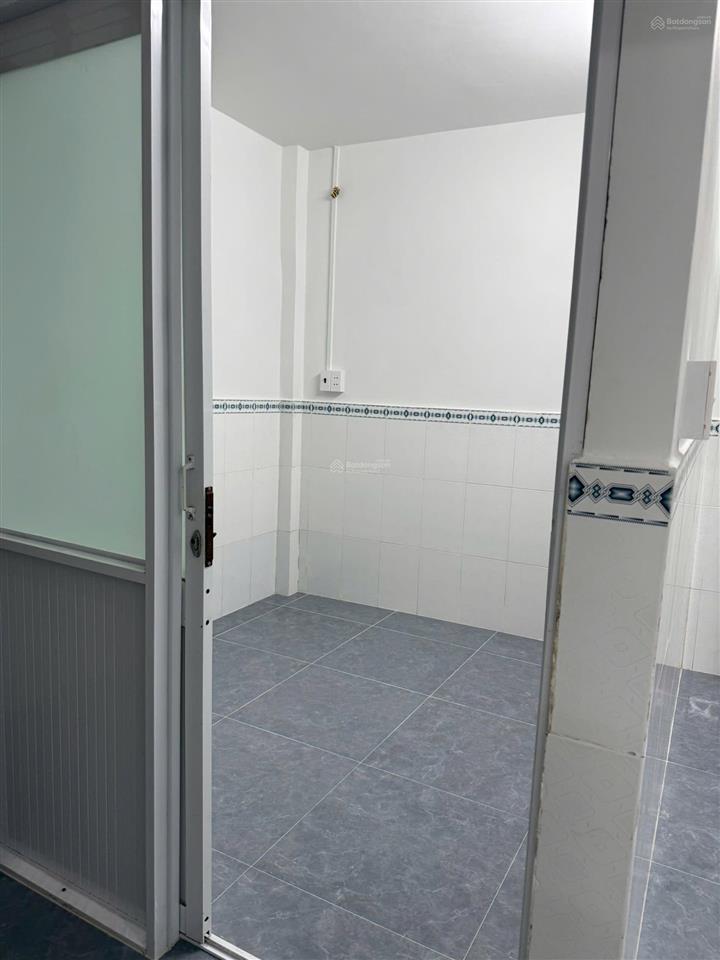 Cho thuê nhà riêng, mới sửa, hẻm 6m thông, cách mặt tiền đường cmt8 10 căn, 18 triệu.  0903 877 ***