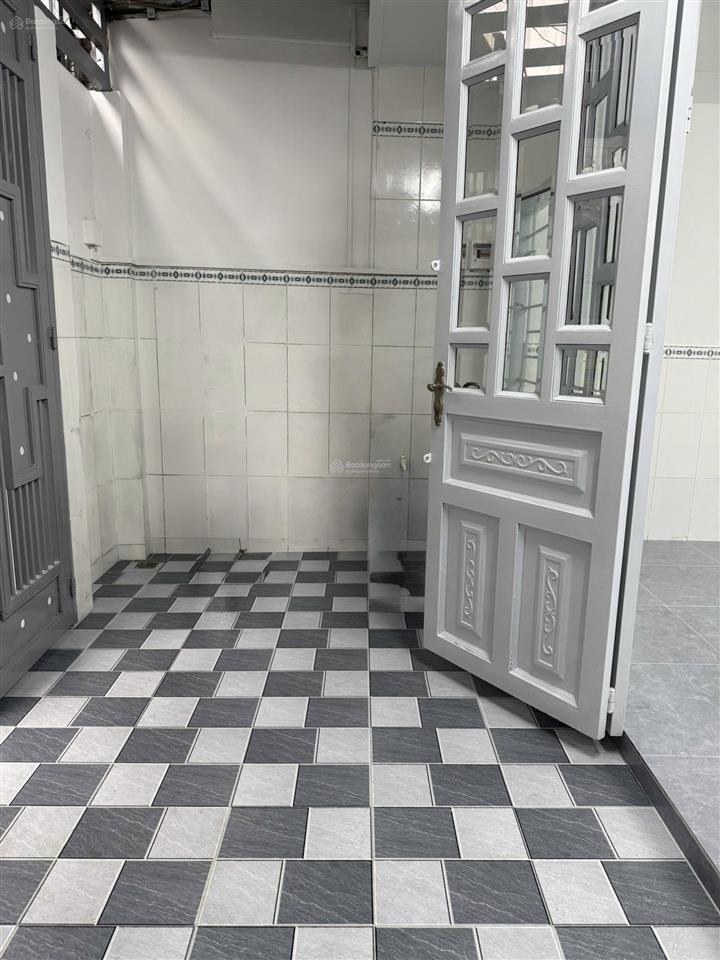 Cho thuê nhà riêng, mới sửa, hẻm 6m thông, cách mặt tiền đường cmt8 10 căn, 18 triệu.  0903 877 ***