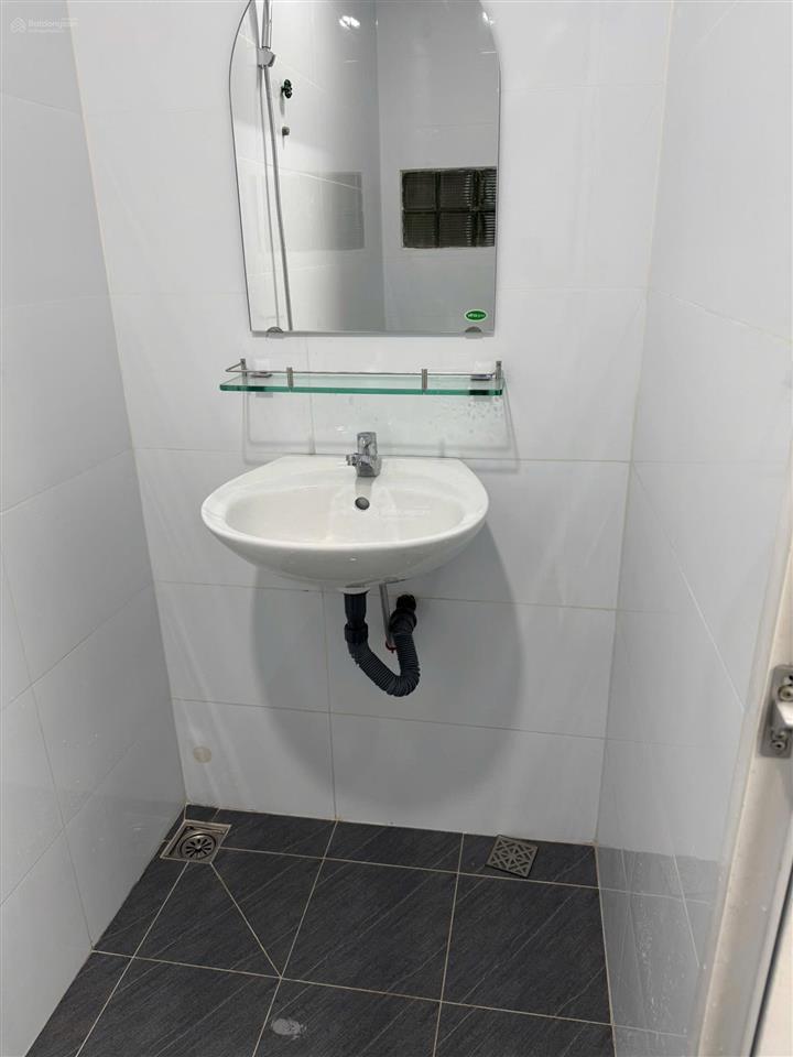 Cho thuê nhà riêng, mới sửa, hẻm 6m thông, cách mặt tiền đường cmt8 10 căn, 18 triệu.  0903 877 ***