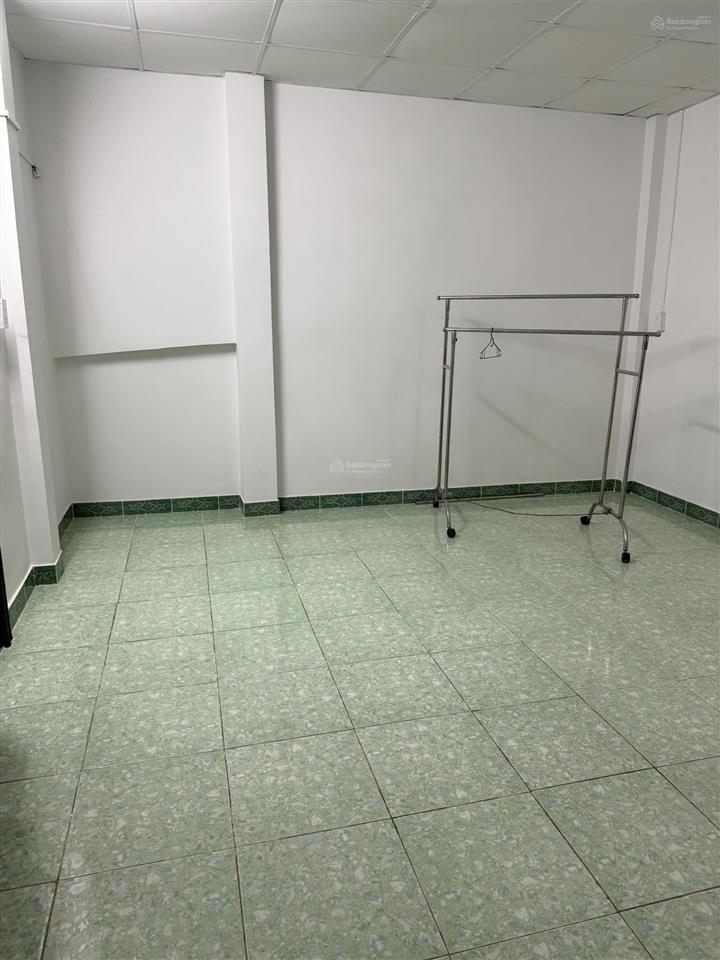 Cho thuê nhà riêng, mới sửa, hẻm 6m thông, cách mặt tiền đường cmt8 10 căn, 18 triệu.  0903 877 ***