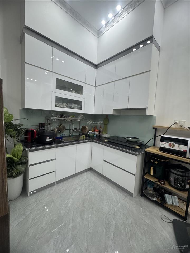 Chính chủ cần tiền hạ giá bán nhà 3 tầng độc lập, mặt ngõ kinh doanh nhỏ lẻ