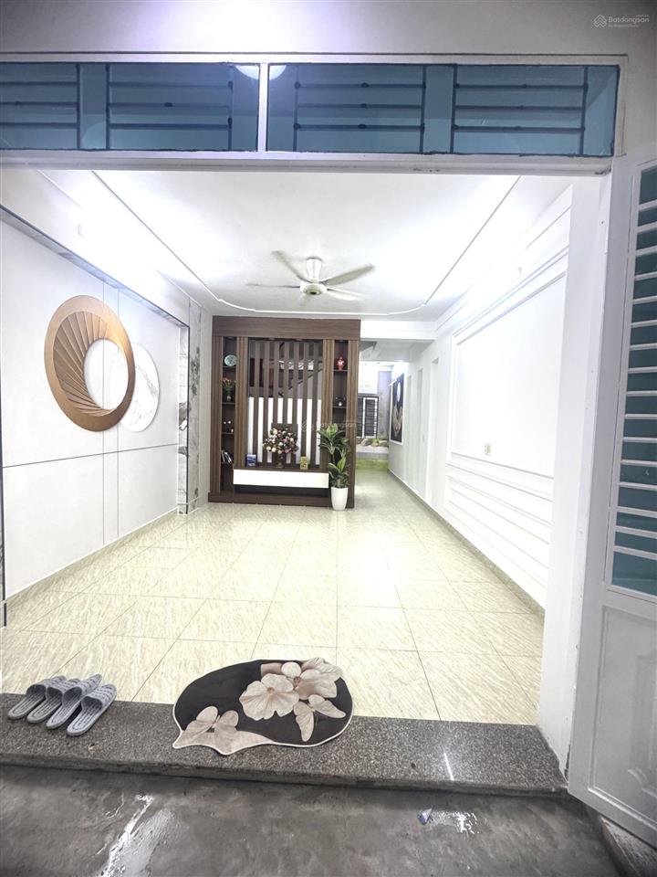 Chính chủ bán căn nhà 3 tầng mái bằng ô tô đỗ gần sát cửa hoàng mai, chỉ với giá 2.150 tỷ