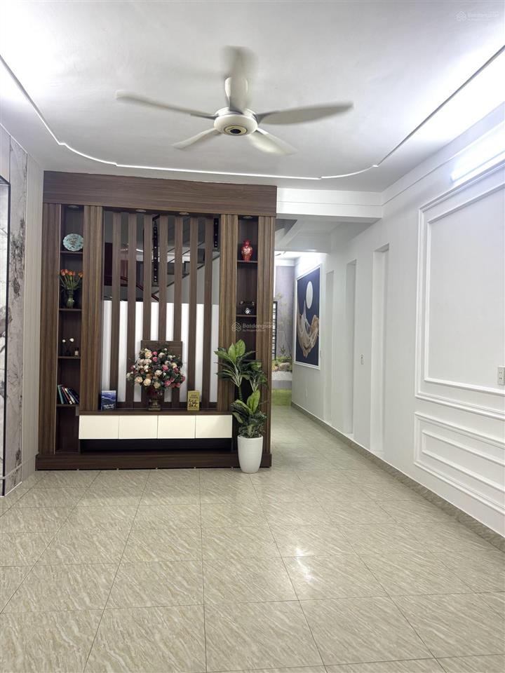Chính chủ bán căn nhà 3 tầng mái bằng ô tô đỗ gần sát cửa hoàng mai, chỉ với giá 2.150 tỷ