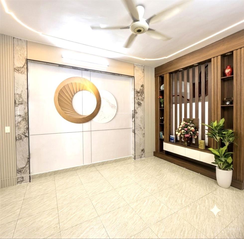 Chính chủ bán căn nhà 3 tầng mái bằng ô tô đỗ gần sát cửa hoàng mai, chỉ với giá 2.150 tỷ
