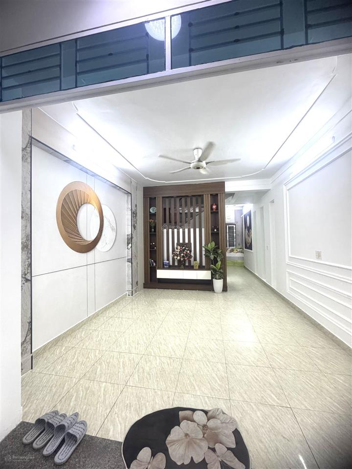 Chính chủ bán căn nhà 3 tầng mái bằng ô tô đỗ gần sát cửa hoàng mai, chỉ với giá 2.150 tỷ