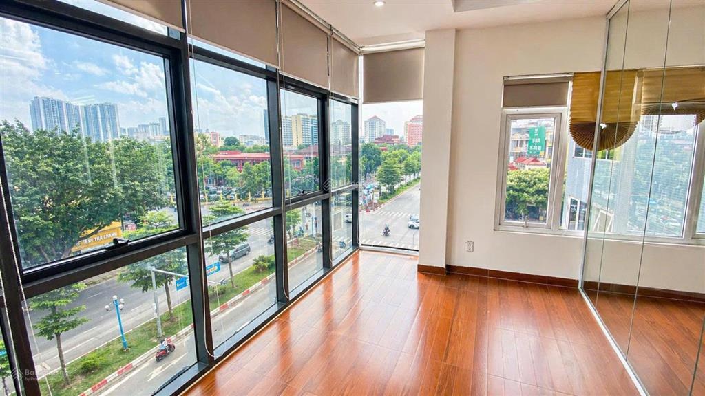 Văn phòng view phố cực đẹp kính full 55m2 phố hoàng quốc việt , cầu giấy giá rất rẻ.