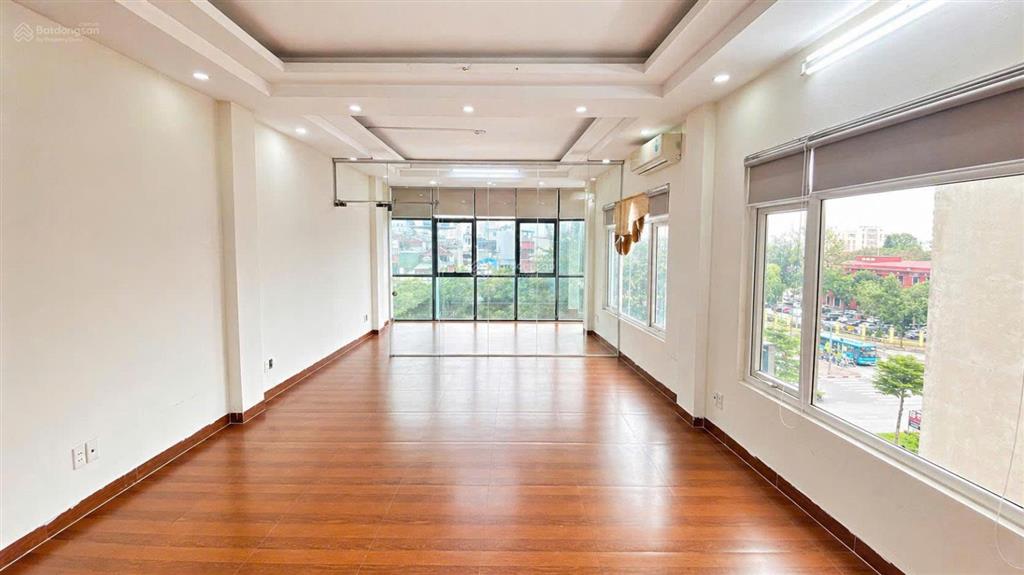 Văn phòng view phố cực đẹp kính full 55m2 phố hoàng quốc việt , cầu giấy giá rất rẻ.