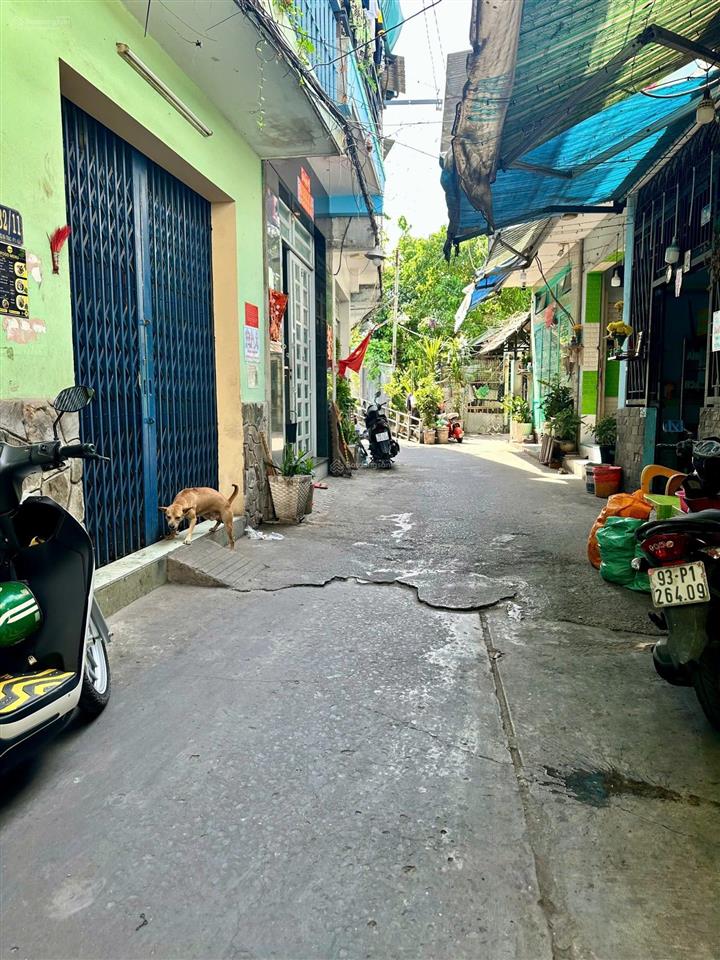 Nhà 2 lầu vị trí trung tâm hẻm thông thoáng