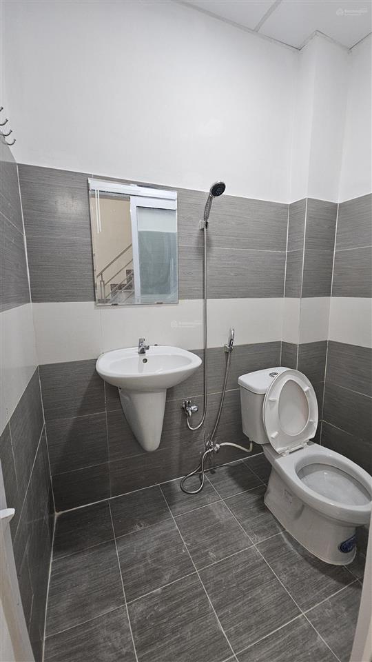Nhà 2 lầu vị trí trung tâm hẻm thông thoáng