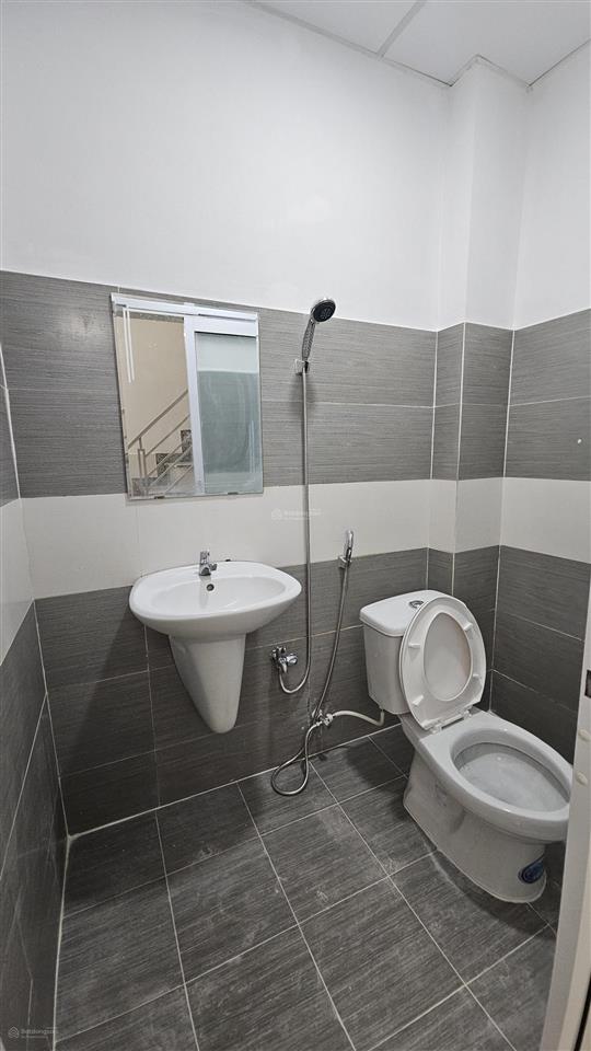 Nhà 2 lầu vị trí trung tâm hẻm thông thoáng