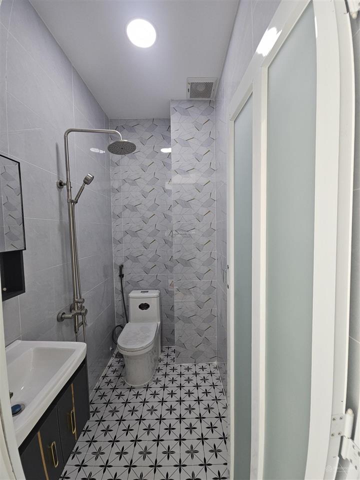 Nhà xây mới 3 lầu vị trí đẹp hẻm thông thoáng nguyễn duy
