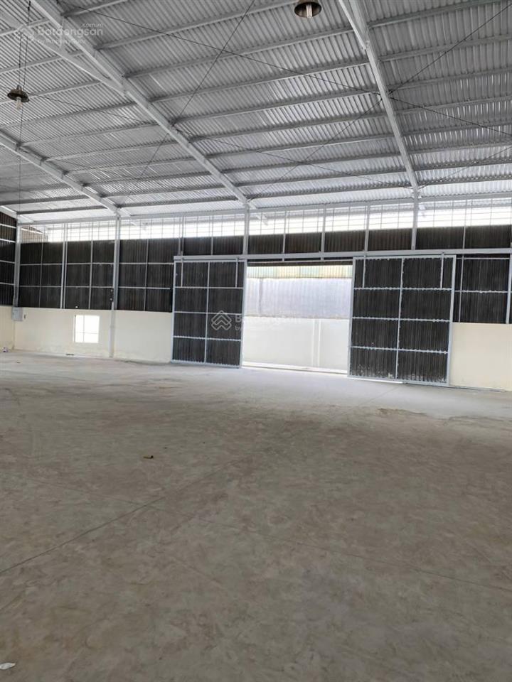 Cho thuê nhà xưởng mặt tiền đường liên ấp 62 1.200m2, xe container vào tận xưởng