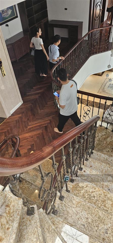 Cho thuê nhà 160m2 x 5 tầng kđt geleximco giáp vinsmart có thang máy giá 26tr