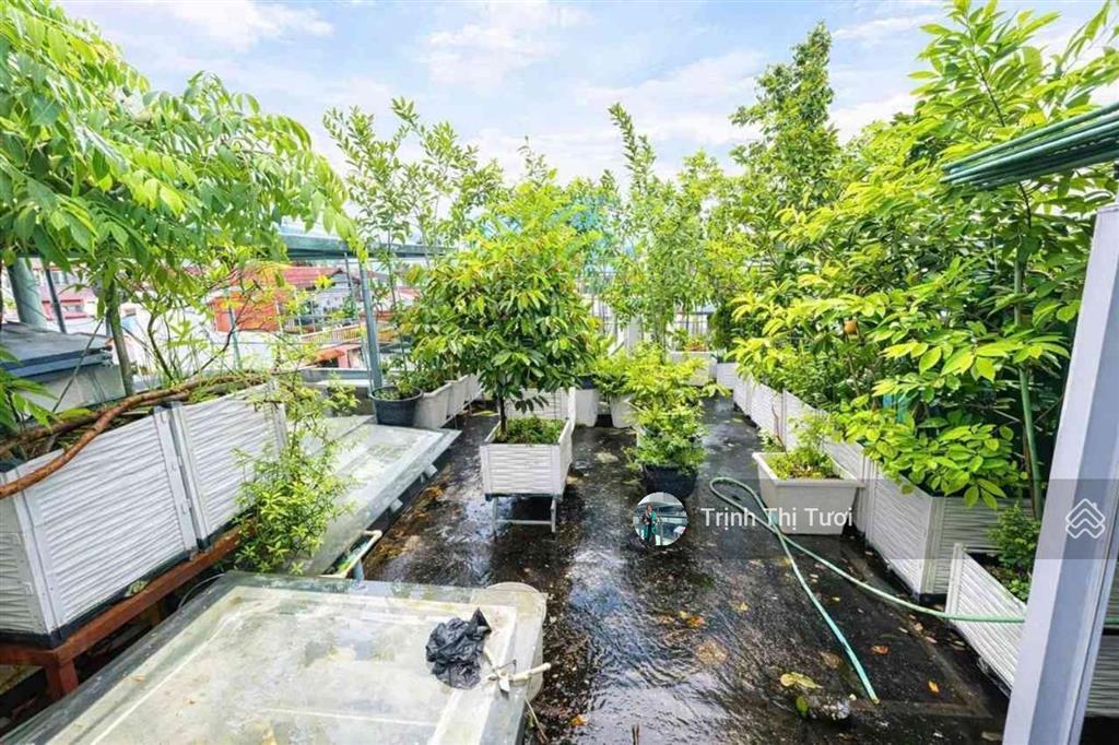 Nhà bán ngay phố liễu giai, kim mã 70m2 ra đường lớn. giá chỉ nhỉnh 1x tỷ có 6 phòng ngủ