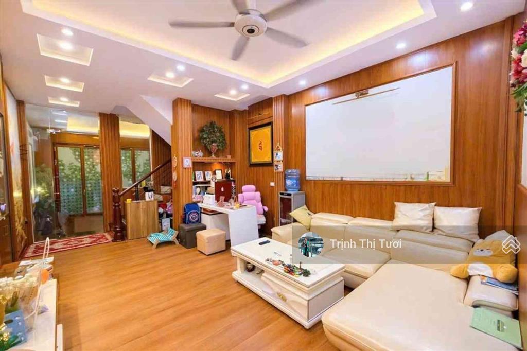 Nhà bán ngay phố liễu giai, kim mã 70m2 ra đường lớn. giá chỉ nhỉnh 1x tỷ có 6 phòng ngủ