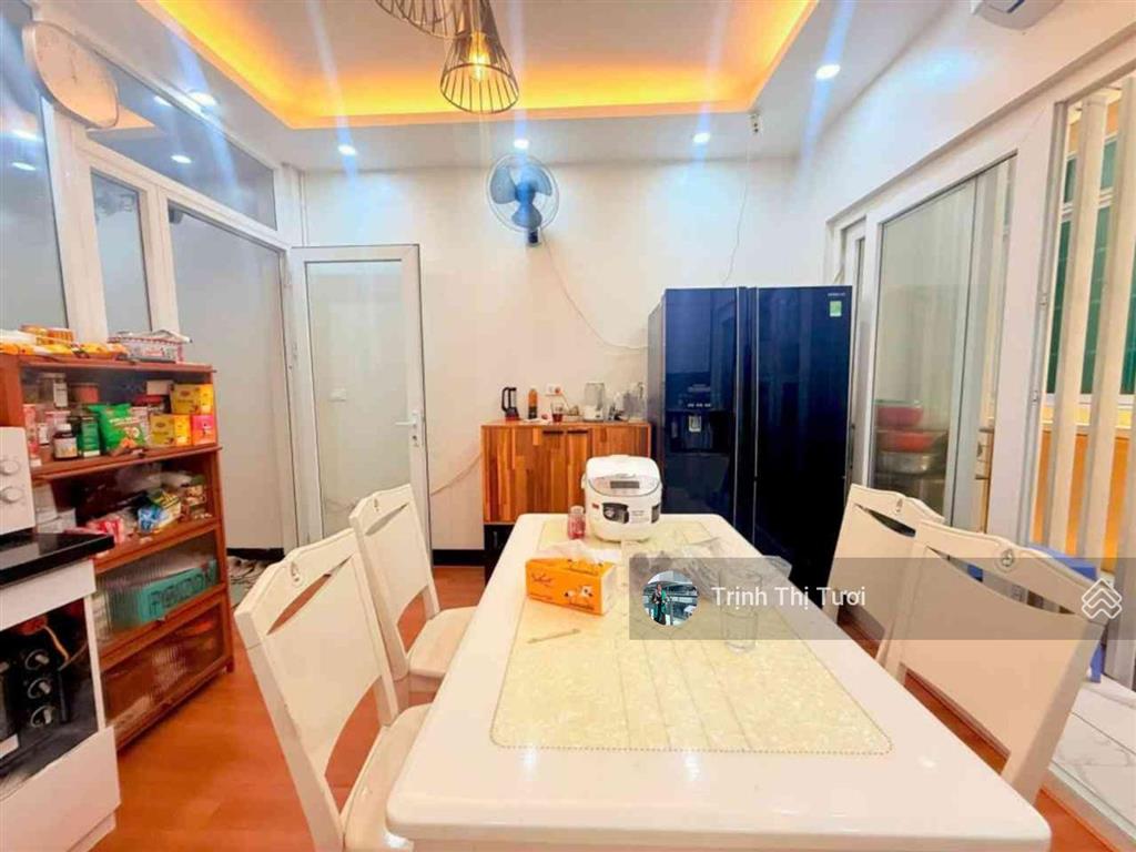 Nhà bán ngay phố liễu giai, kim mã 70m2 ra đường lớn. giá chỉ nhỉnh 1x tỷ có 6 phòng ngủ